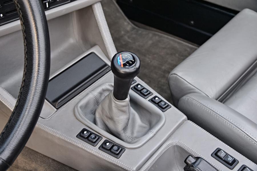 Детали интерьера BMW M3 Convertible (E30) 1988 года  (фото 23 из 42)